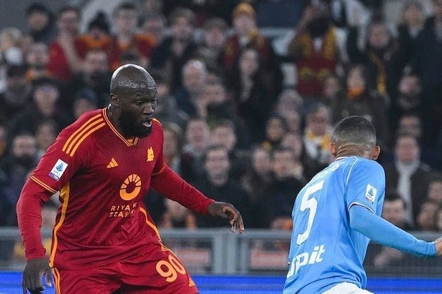 Striker AS Roma, Romelu Lukaku (kiri), dalam laga AS Roma vs Napoli di pekan 17.