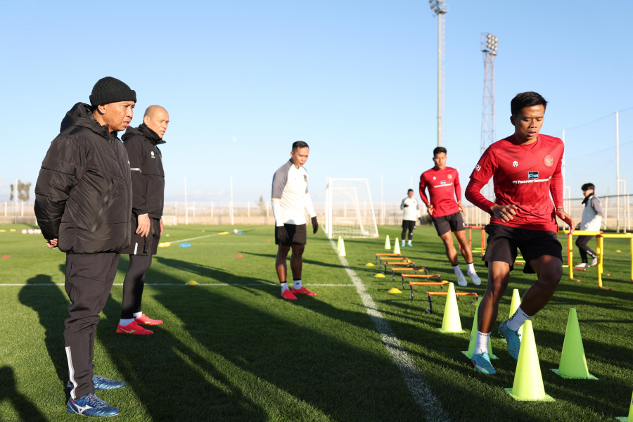 Wakil Ketua Umum PSSI Zainudin Amali melihat pemain Timnas Indonesia sedang latihan. (Dok/PSSI)