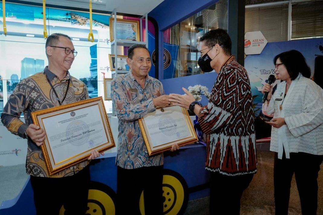 Menparekraf Sandiaga Uno menyerahkan Sertifikat Akreditasi Program Pelatihan Teknis Parekraf dengan kategori nilai A kepada Poltekpar NHI Bandung, Poltekpar Bali, dan Poltekpar Palembang di sela-sela acara Jumpa Pers Akhir Tahun (JPAT) 2023 di Jakarta, Jumat (22/12/2023).