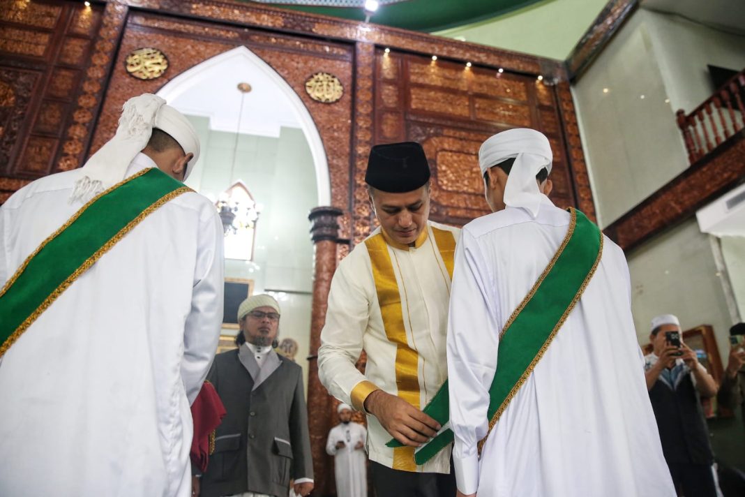 Ketua YHA Musa Rajekshah bersama Ketua Perkumpulan Pesantren Dakwah se-Sumatera Utara untuk Tahfiz Alquran dan Kajian Keislaman (PPDSTK) Ustaz Abdi Abdullah Az Zubairy Harahap mewisuda sebanyak 7 hafizh 30 juz di Masjid Al-Musannif Cemara Asri, Selasa (26/12/2023).