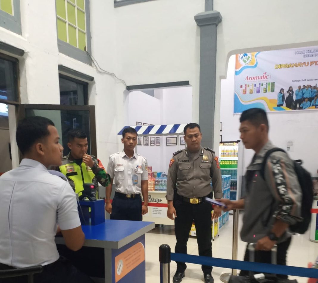 Personel Polres Pematangsiantar dan TNI saat siaga pengamanan di Stasiun KA Siantar Expres Jalan Kartini, Kelurahan Proklamasi, Kecamatan Siantar Barat, Selasa (26/12/2023). (Dok/Humas Polres Pematangsiantar)