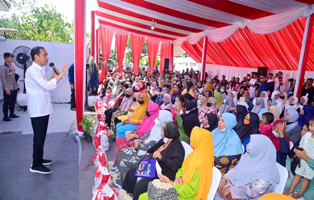 Penyerahan BLT El Nino di Kantor Pos Genteng, Kabupaten Banyuwangi, Provinsi Jawa Timur, Rabu (27/12/2023). (Dok/BPMI Setpres)