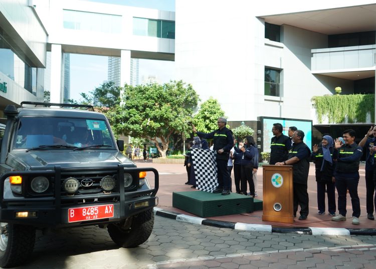 Kemenkes RI melepas Tim Pemantauan Kesiapsiagaan Fasilitas Pelayanan Kesehatan Hari Libur Nataru 2024 di lapangan Upacara Kementerian Kesehatan RI, Kamis (21/12/2023). (Dok/Kemenkes RI)