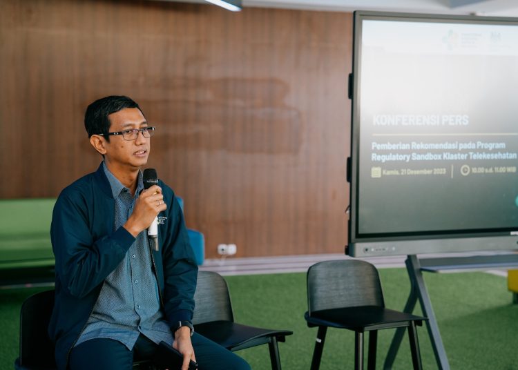 Staf Ahli Bidang Teknologi Kesehatan sekaligus Chief DTO Kemenkes RI, Setiaji dalam gelaran konferensi pers, Kamis (21/12/2023). (Dok/Kemenkes RI)