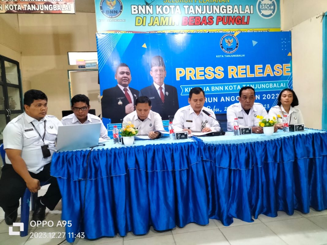 Kepala BNNK Tanjungbalai Henry Pahala Marbun didampingi Kasi P2M Hamzah dan Katim rehabilitasi Meilani Kristi, saat memaparkan capaian kinerja selama tahun 2023 pada press release di Kantor BNN setempat, Rabu (27/12/2023).