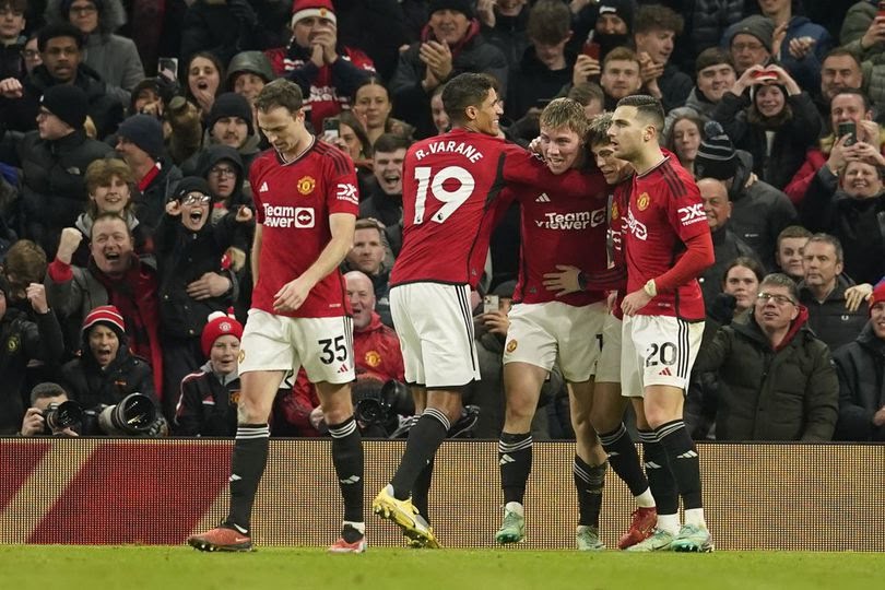 Skuad Manchester United merayakan gol Rasmus Hojlund ke gawang Aston Villa di pekan ke-19 Premier League 2023/2024 di Old Trafford, Rabu (27/12/2023) dini hari WIB.