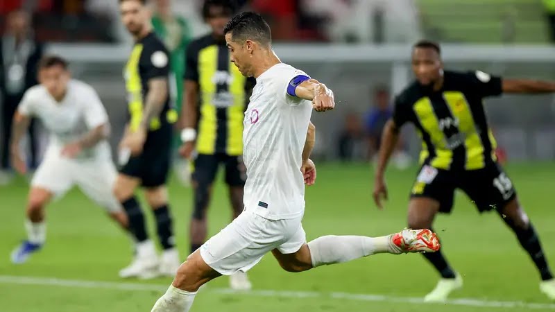 Bintang Al Nassr asal Portugal, Cristiano Ronaldo, mengambil eksekusi penalti yang menjadi gol ke gawang Al Ittihad dalam laga tunda pekan 17 Liga Arab Saudi di King Abdullah Sport City Stadium, Jeddah, Rabu (27/12/2023) dini hari WIB.