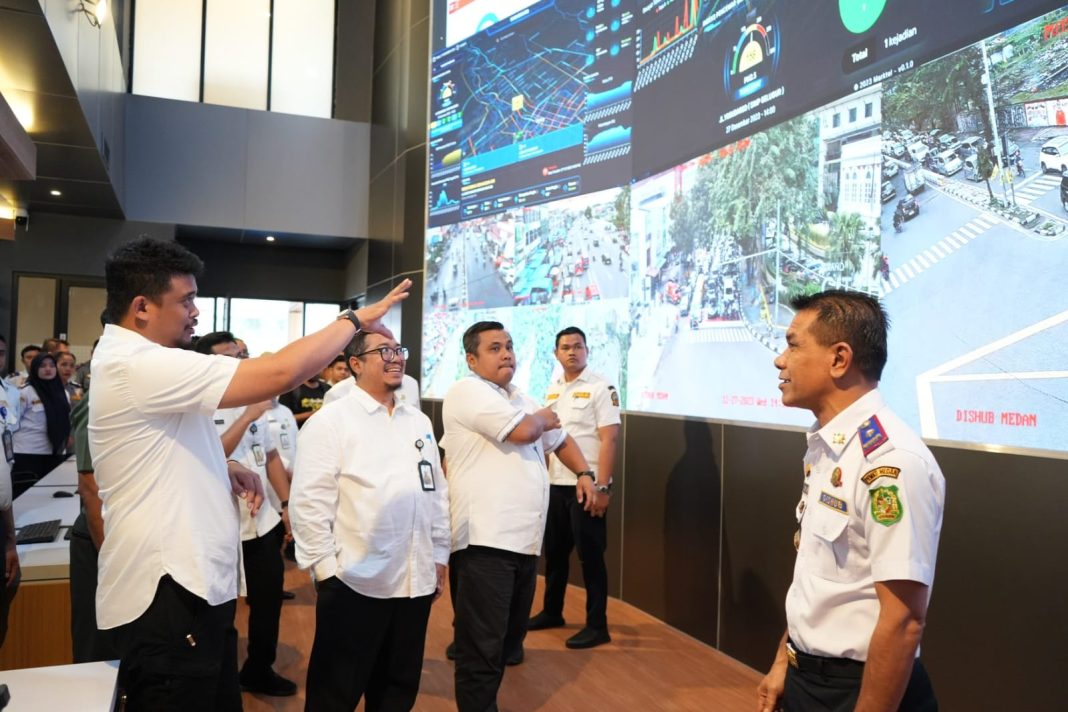 Wali Kota Medan Bobby Nasution saat meresmikan CC Room ITS milik Dinas Perhubungan Kota Medan, Jalan Balai Kota Medan, Rabu (27/12/2023). (Dok/Kominfo Medan)