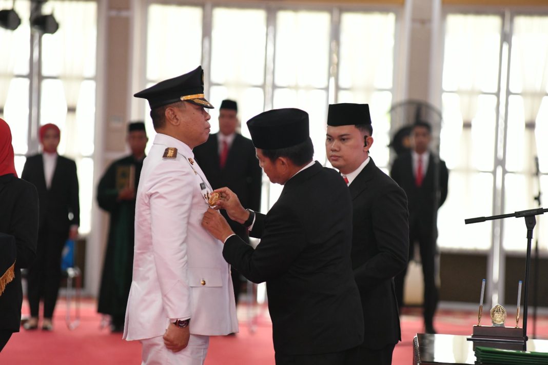 Pj Bupati Batubara Nizhamul SE MM resmi dilantik menggantikan Bupati Batubara dan Wakil Bupati Batubara periode 2018-2023 Ir H Zahir MAP dan Oki Iqbal Frima SE yang berakhir masa jabatannya pada 27 Desember 2023 di Aula Tengku Rizal Nurdin, Rumah Dinas Gubernur, Jalan Jenderal Sudirman Nomor 41 Medan, Rabu (27/12/2023). (Dok/Kominfo Batubara)