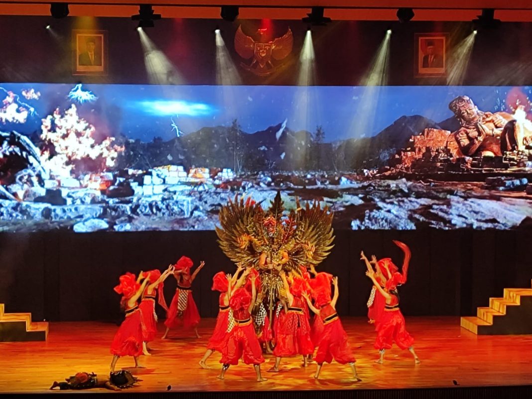 Kemendikbudristek RI melalui Direktorat Perfilman, Musik, dan Media, Direktorat Jenderal Kebudayaan mengapresiasi suksesnya perhelatan Garda The Musical yang digagas ISI Surakarta dan EkosDance Company Solo. Acara berlangsung di Universitas Katolik Parahyangan, Sabtu (23/12/2023). (Dok/Kemendikbudristek RI)