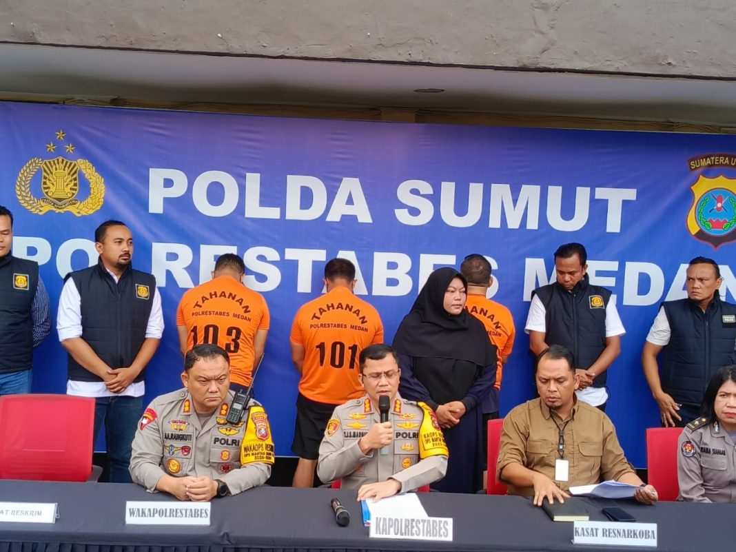 Kapolrestabes Medan Kombes Pol Teddy Marbun didampingi Wakapolrestabes AKBP Anhar Rangkuti dan Kasat Narkoba AKBP John Hery Rakutta Sitepu memberikan keterangan pers terkait digagalkannya peredaran 15 ribu butir pil ekstasi serta diamankannya tiga tersangka berinisial DHH, JAS dan AA, di Mapolrestabes Medan, Kamis (28/12/2023).