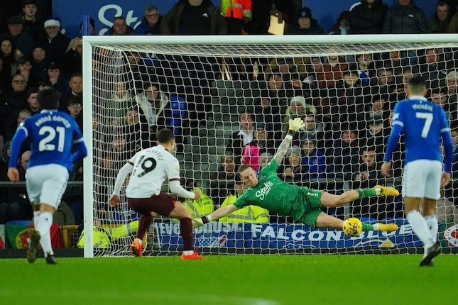 Julian Alvarez mencetak gol dari eksekusi penalti dalam laga Premier League antara Everton vs Manchester City, Kamis (28/12/2023).