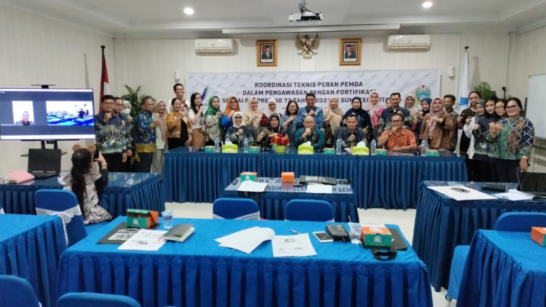 Peserta pertemuan foto bersama pada  acara gelar Koordinasi Teknis Peran Pemda dalam Pengawasan Pangan Fortifikasi sesuai Perpres Nomor: 72 Tahun 2021 di Sumut dengan melibatkan stakeholder di Aula BBPOM di Medan, pekan lalu. (Dok/BBPOM Medan)