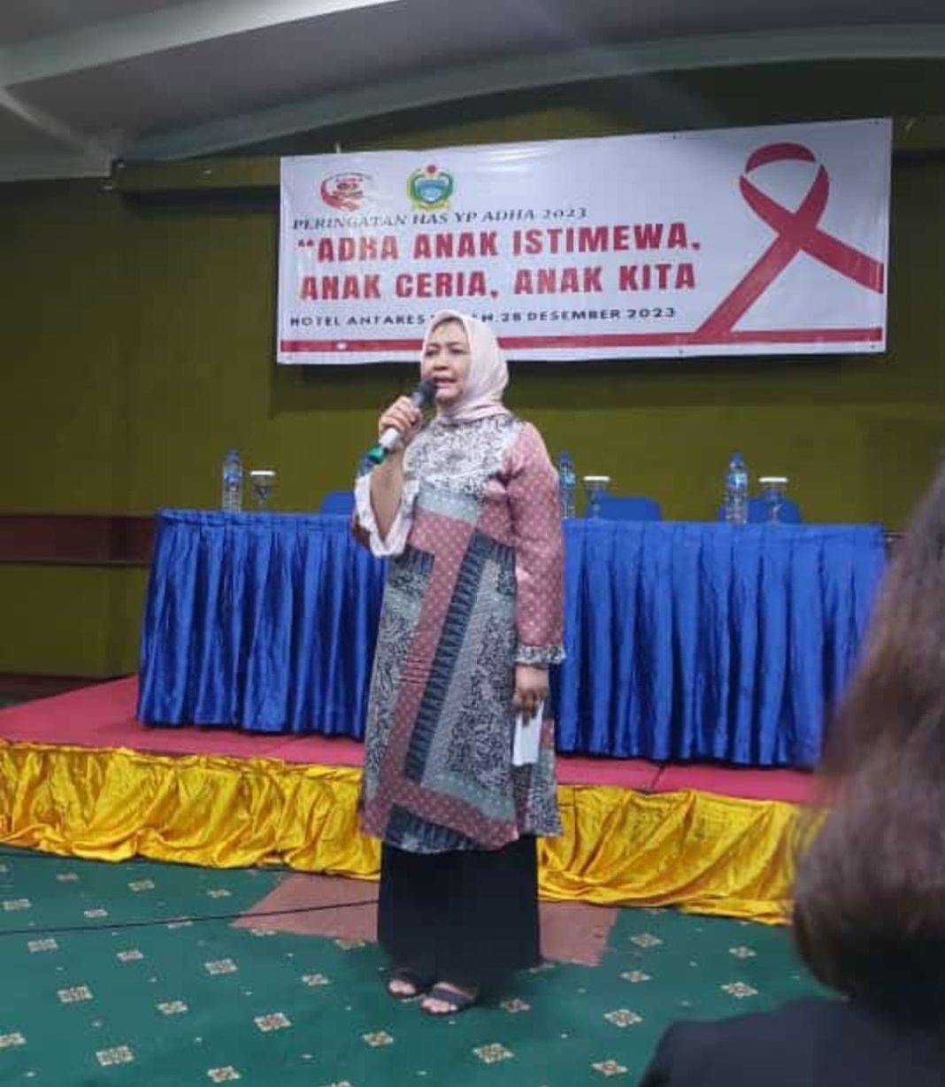 Ibu Asuh ADHA Sumut Nawal Lubis memberikan motivasi di peringatan Hari AIDS Sedunia yang digelar YP ADHA di Hotel Antares Medan, Kamis (28/12/2023).