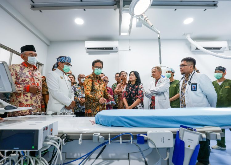 Kemenkes meresmikan layanan Cath Lab di RSUD Kota Bogor, Kamis (28/12/2023). Peresmian ditandai dengan pemukulan gong oleh Menkes RI Budi Gunadi Sadikin yang turut disaksikan Wali Kota Bogor Bima Arya. (Dok/Kemenkes RI)