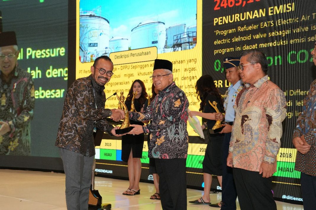 Wakil Presiden RI KH Maruf Amin dan Wakil Menteri Lingkungan Hidup dan Kehutanan, Alue Dohong menyerahkan langsung penghargaan Proper 2023 kepada Pertamina melalui salah satu sub holding Commercial & Trading, Pertamina Patra Niaga Regional Sumbagut di Hotel Bidakara, Jakarta, Selasa (20/12/2023). (Dok/PT Pertamina)