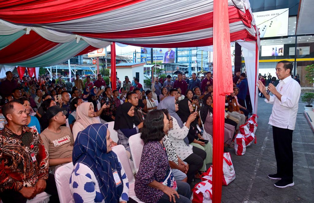 Presiden Joko Widodo menyapa sejumlah masyarakat di Kantor Pos Manado, Kota Manado, Provinsi Sulawesi Utara, Kamis (28/12/2023). (Dok/BPMI Setpres)