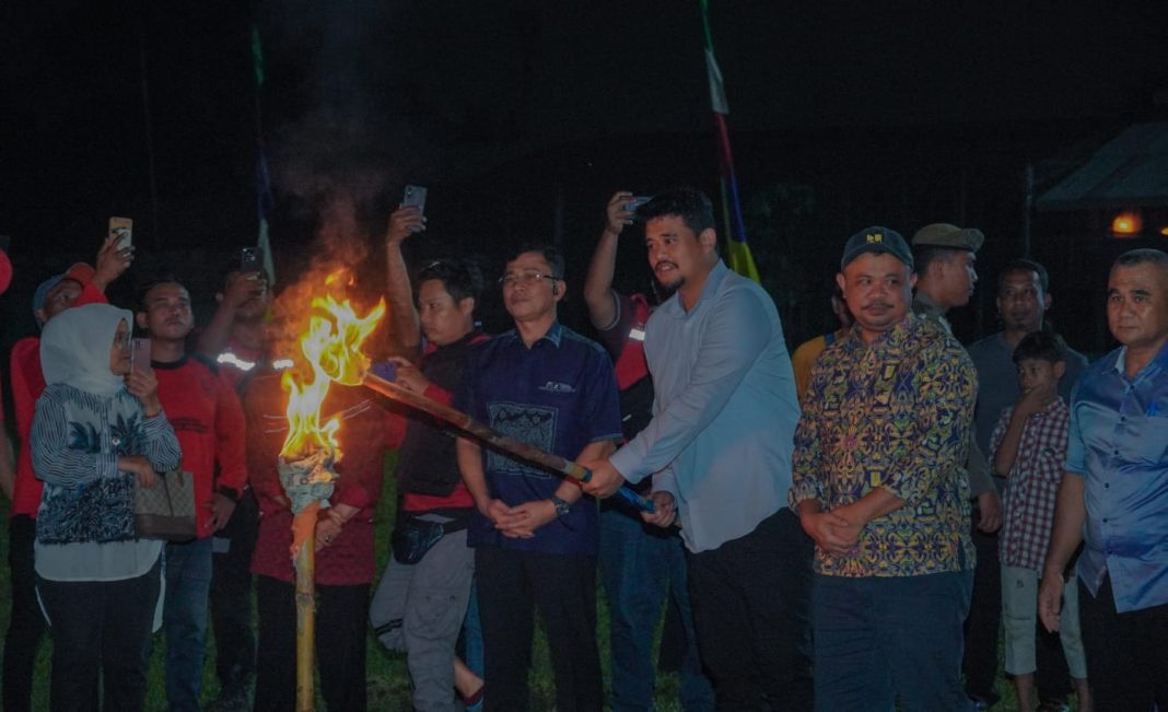 Wali Kota Medan Bobby Nasution saat menutup Gotong Royong Bersih Sungai Deli “Peduli Deli” Kota Medan Tahun 2023 di Lapangan Sejati, Rabu (27/12/2023) malam. (Dok/Kominfo Medan)