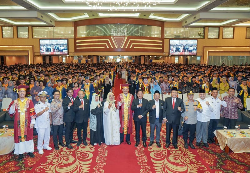 Pj Gubernur Sumut Dr Hassanudin foto bersama dengan lainnya di acara Wisuda Unpab ke-71 di Gedung Selecta Convention Hall Medan, Jalan Listrik, Nomor 2 Medan, Rabu (27/12/2023). (Dok/Kominfo Sumut)