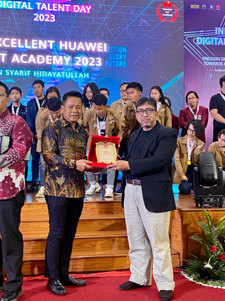 CEO Huawei Indonesia, Mr Long menyerahkan penghargaan kepada Rektor USU Prof Dr Muryanto Amin SSos MSi. (Foto USU)