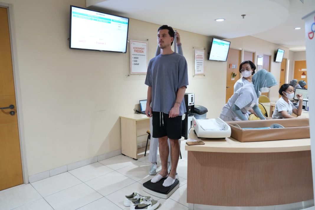 Thom Haye menjalani sesi medical check up di RS Mitra Keluarga Cibubur, Jawa Barat, Jumat (29/12/2023) pagi. (Dok/PSSI)