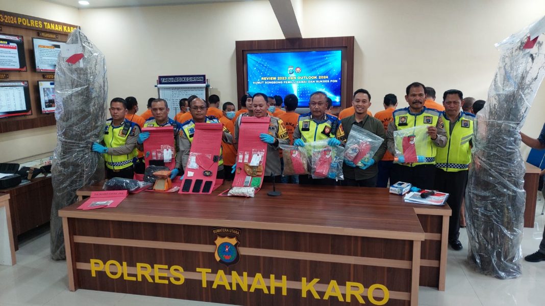 Kapolres Karo AKBP Wahyudi Rahman memimpin kegiatan Refleksi akhir Tahun 2023 dan Outlook Tahun 2024, di Aula Polres Karo, Sabtu (30/12/2023). (Dok/Humas Polres Tanah Karo)