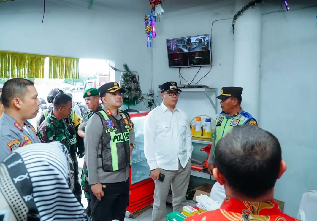 Pj Bupati Batubara Nizhamul SE MM bersama jajaran Forkopimda Batubara melakukan monitoring pos pelayanan dan pos pengamanan di wilayah Kabupaten Batubara, Sabtu (30/12/2023). (Dok/Kominfo Batubara)