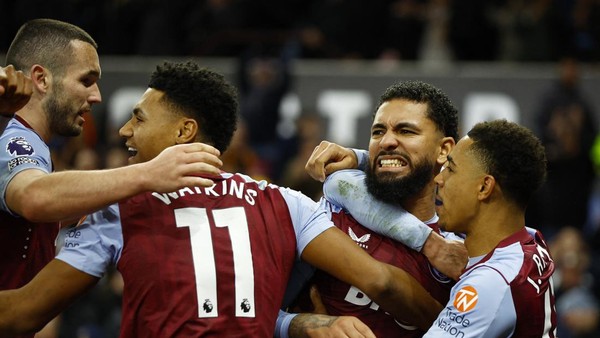 Momen para pemain Aston Villa merayakan gol ketiga ke gawang Burnley di Villa Park, Sabtu (30/12/2023).