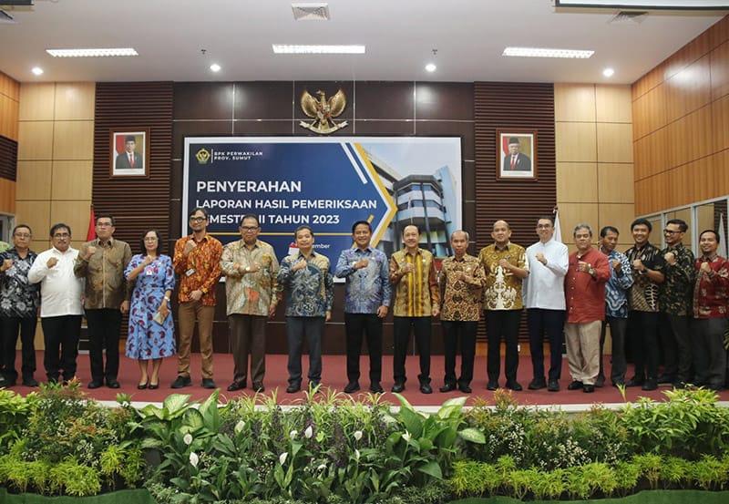 Pj Gubernur Sumut Dr Hassanudin foto bersama dengan lainnya pada penyerahan LHP BPK RI di Auditorium Kantor BPK Perwakilan RI Sumut, Jalan Imam Bonjol Medan, Jumat (29/12/2023). (Dok/Kominfo Sumut)