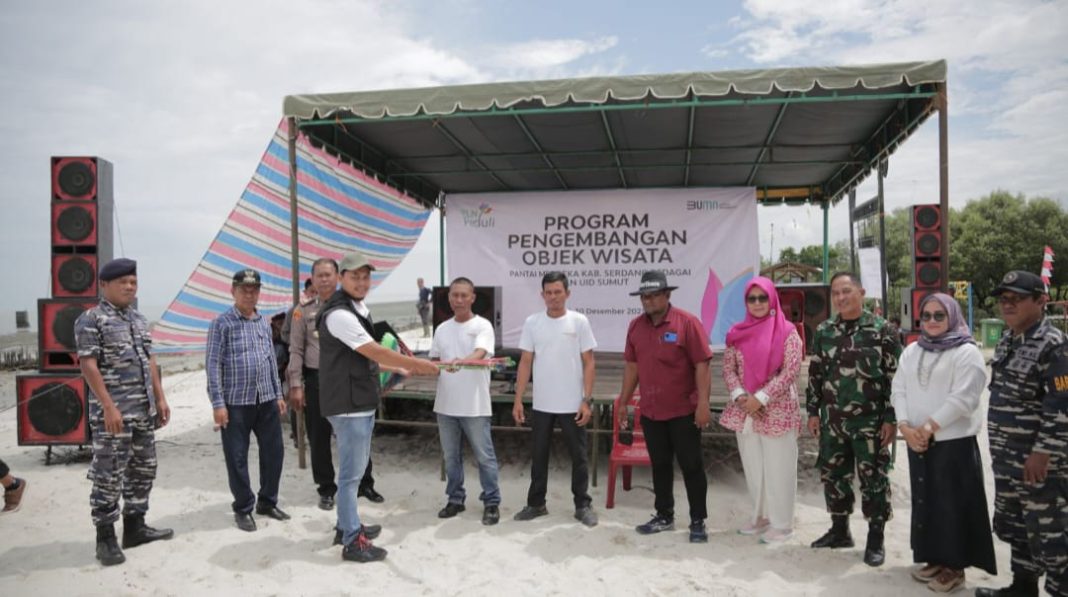 Penyerahan bantuan tahap I secara simbolis dilakukan Manager Komunikasi dan TJSL PLN UID Sumut Yasmir Lukman kepada perwakilan kelompok sadar wisata Pantai Merdeka di Desa Bagan Kuala, Kecamatan Tanjung Beringin, Serdang Bedagai, Sumut, Sabtu (30/12/2023). (Dok/PLN)