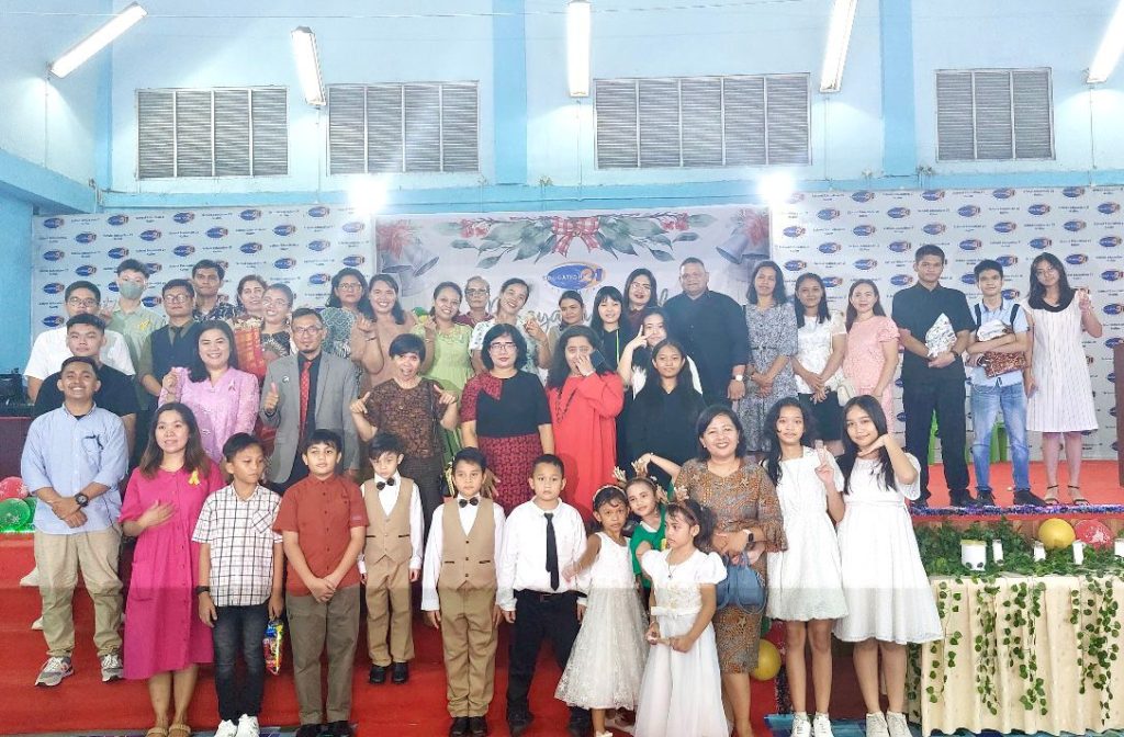 Sejumlah orang tua, siswa dan guru foto bersama di acara perayaan Natal Sekolah Education 21 menggelar perayaan Natal 2023 di Hall Education 21, Jalan Kulim Pekanbaru.