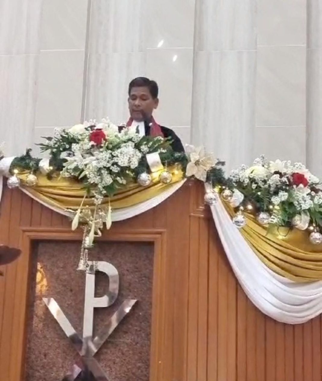 Pdt John Terkelin Ginting MA MTh menyampaikan khotbah di kebaktian malam Natal 2023 GBKP Setia Budi.