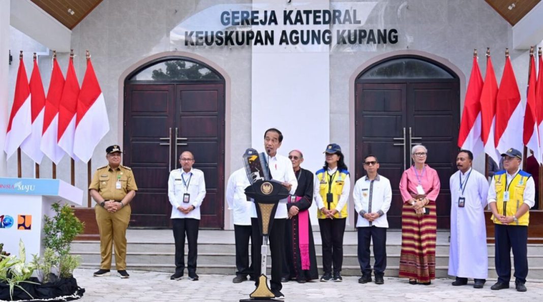 Presiden Jokowi meresmikan rehabilitasi Gereja Katedral Keuskupan Agung Kupang, di Kupang, NTT.