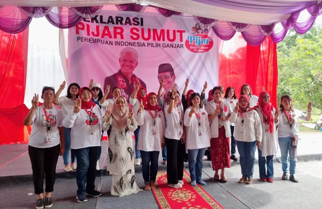 Ribuan masyarakat yang bergabung dalam Relawan Pijar Sumut mendeklarasikan diri mendukung pasangan Ganjar Pranowo dan Mahfud MD di Gedung MABMI, Jalan Proklamasi Nomor: 45, Kelurahan Kwala Bingai, Kecamatan Stabat, Kabupaten Langkat.