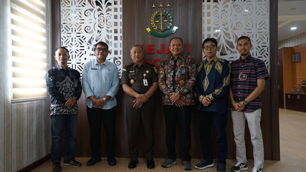 Manajemen PLN UIP Sumbagut bersama UID Aceh, melakukan silaturahmi sekaligus koordinasi dan foto bersama dengan Kejaksaan Tinggi Aceh.