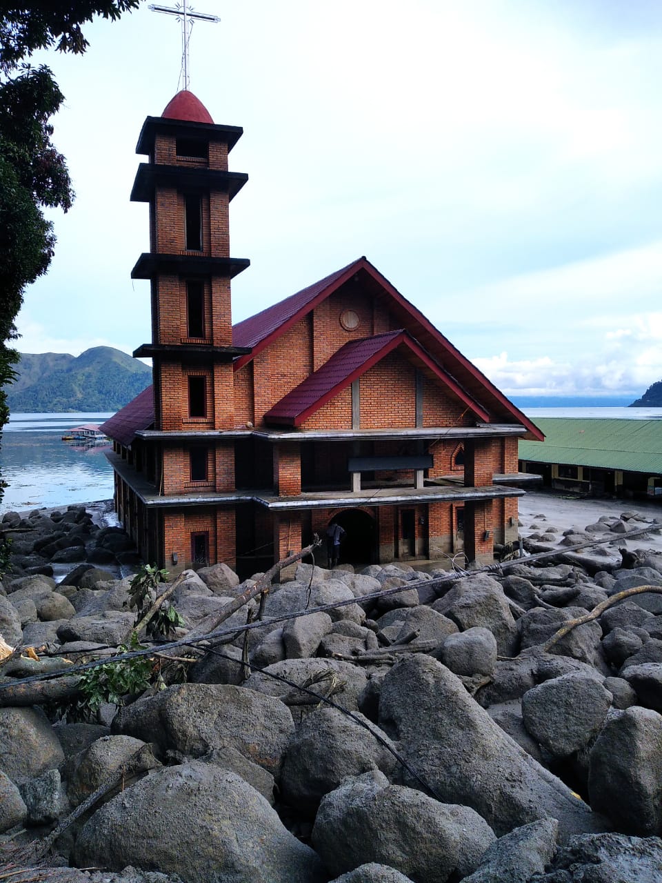 Rumah ibadah rusak setelah terdampak banjir bandang di Desa Simangulampe, Kecamatan Baktiraja, Kabupaten Humbahas.