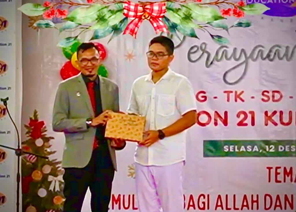 Sebastian Sianipar menerima penghargaan di acara perayaan Natal 2023 Sekolah Education 21 di Hall Education 21, Jalan Kulim Pekanbaru.