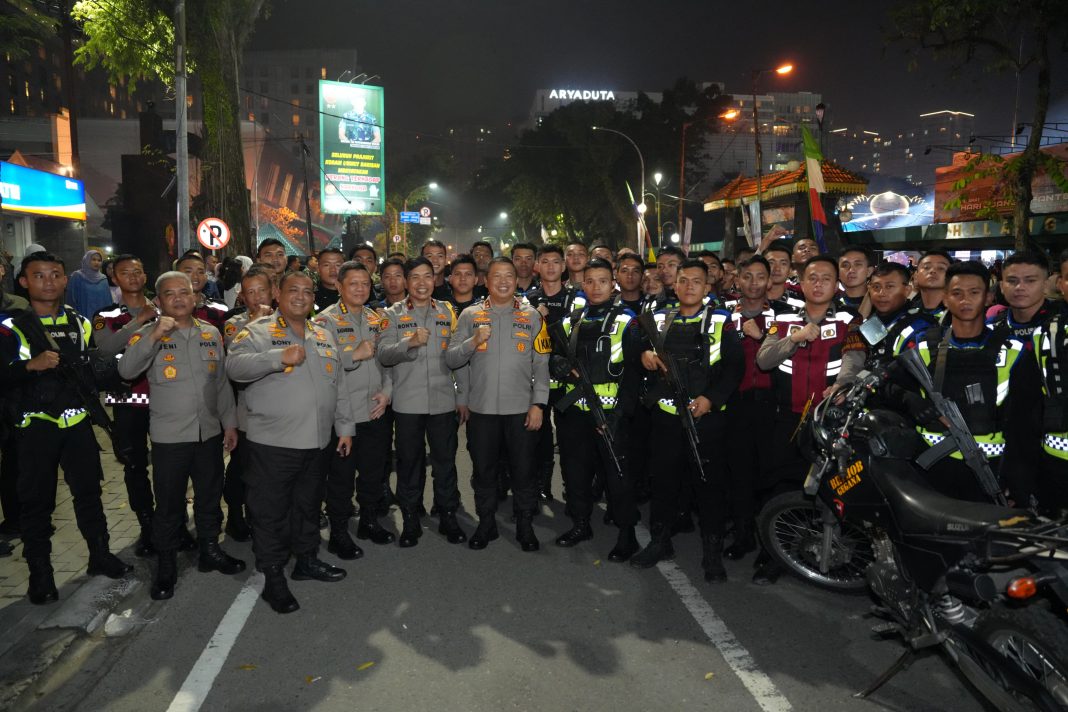 Kapolda Sumut Irjen Pol Agung Setya Imam Effendi foto bersama personel pengamanan pergantian tahun, Senin (1/1/2024). (Dok/Polda Sumut)