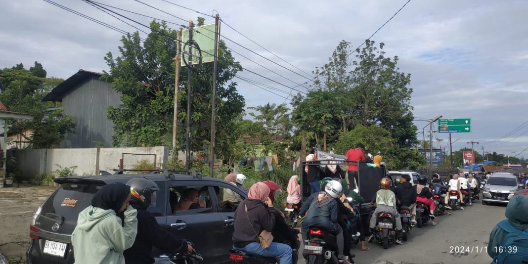 Kendaraan padat merayap yang datang dari arah Sidamanik menuju Kota Pematangsiantar melintasi Jalan Besar Sidamanik, Senin (1/1/2024) sore WIB.