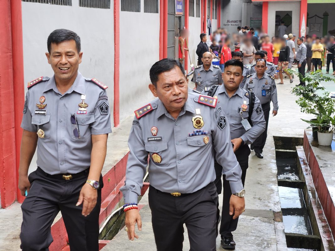 Kepala Lapas Kelas IIA Pancurbatu Haposan Silalahi mendampingi Kakanwil Kemenkumham Sumut M Jahari Sitepu saat mengunjungi Lapas Kelas IIA Pancurbatu, Selasa (2/1/2024). (Dok/Humas Lapas Pancurbatu)