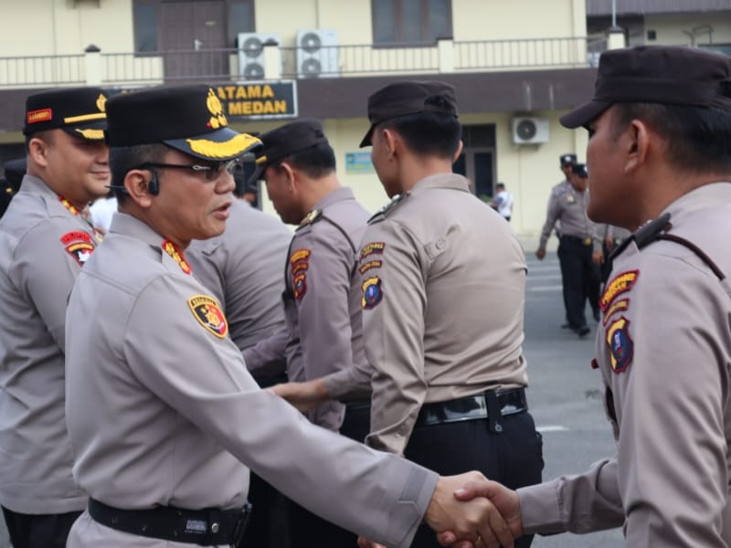 Kapolrestabes Medan Kombes Pol Dr Teddy John Sahala Marbun SH MHum disalami anggotanya usai memimpin apel di Mapolrestabes, Selasa (2/1/2024). (Dok/Polrestabes Medan)