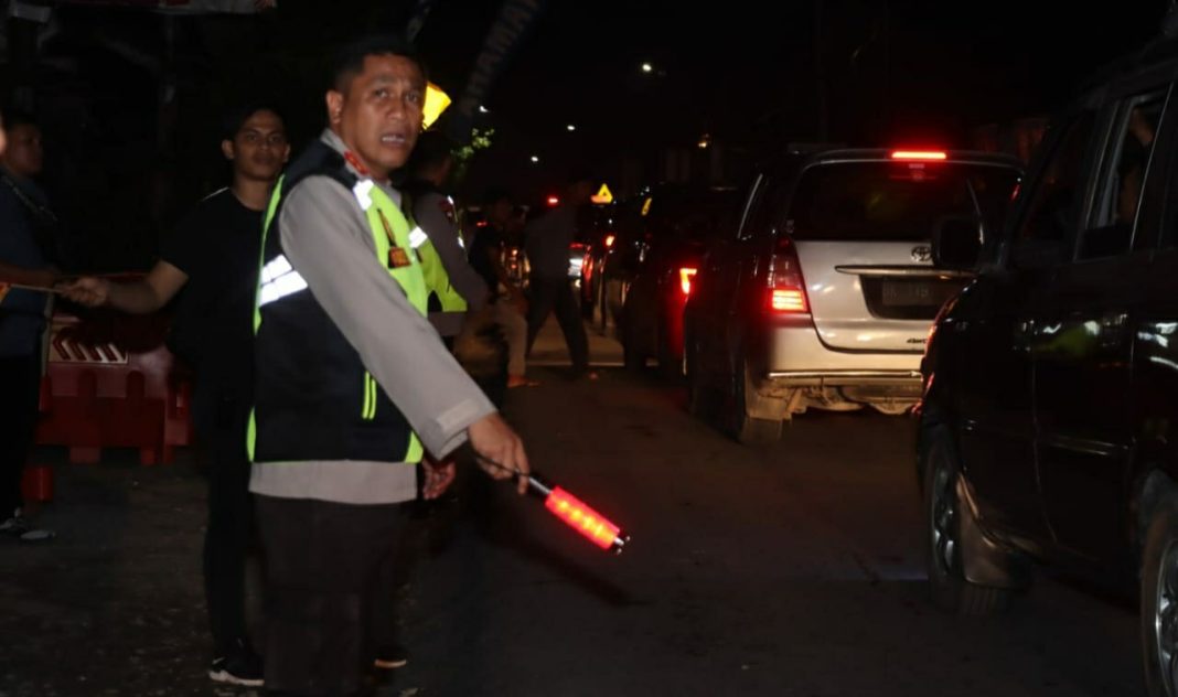 Kapolres Pematangsiantar AKBP Yogen bersama PJU saat turun langsung mengurai kemacetan di Jalan Parapat Simpang Simarimbun, Senin (1/1/2024) sekira pukul 22.00 WIB. (Dok/Humas Polres Pematangsiantar)