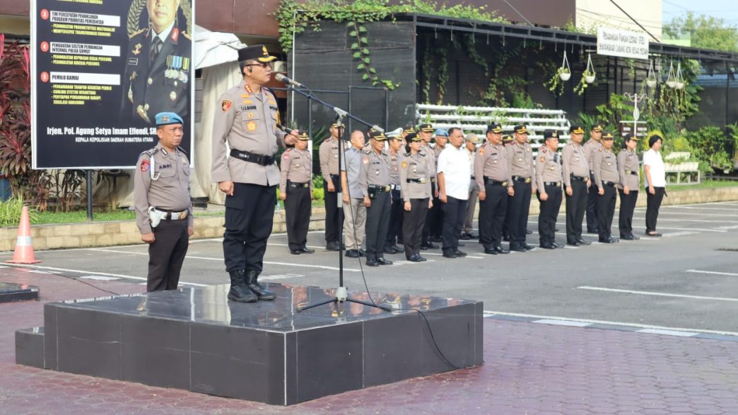 Kapolrestabes Medan Kombes Pol Dr Teddy John Sahala Marbun SH MHum memimpin apel sekaligus memberikan arahan kepada personel di halaman apel Mapolrestabes, Selasa (2/1/2024). (Dok/Polrestabes Medan)