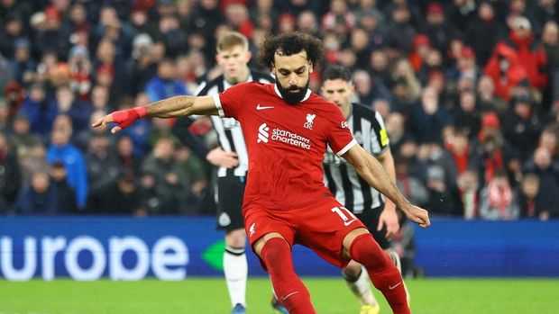 Mohamed Salah mencetak gol penalti dalam pertandingan Liverpool vs Newcastle di Anfield, Selasa (2/1/2024) dini hari WIB.