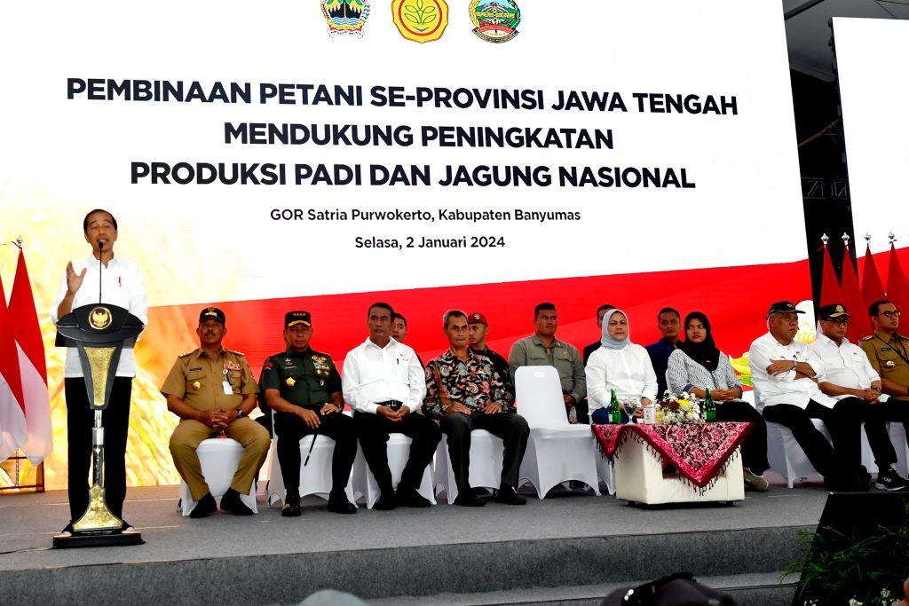 Presiden saat menghadiri acara pembinaan petani se-Provinsi Jawa Tengah di GOR Satria Kota Purwokerto, Kabupaten Banyumas, Selasa (2/1/2024). (Dok/BPMI Setpres)