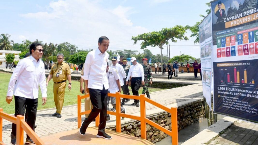 Presiden Jokowi dalam pertemuannya bersama para kepala desa se Kabupaten Banjarnegara, yang digelar di Desa Pagak, Kabupaten Banjarnegara, Jawa Tengah, Rabu (3/1/2024).