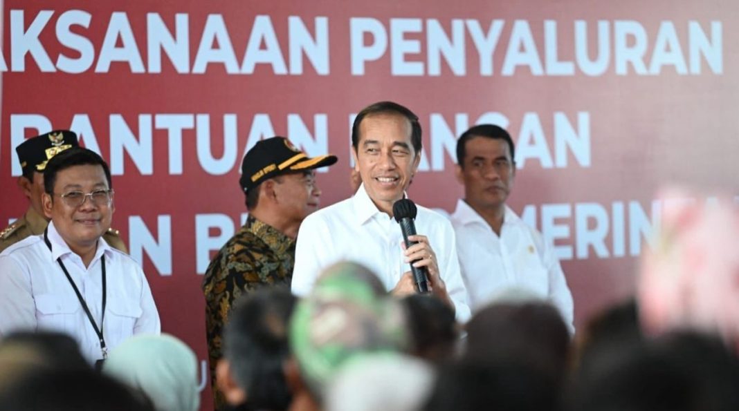 Presiden Jokowi dalam dialognya bersama sejumlah penerima manfaat bantuan pangan cadangan beras pemerintah di Gudang Bulog Klahang, Kabupaten Banyumas, Jawa Tengah, Rabu (3/1/2024).