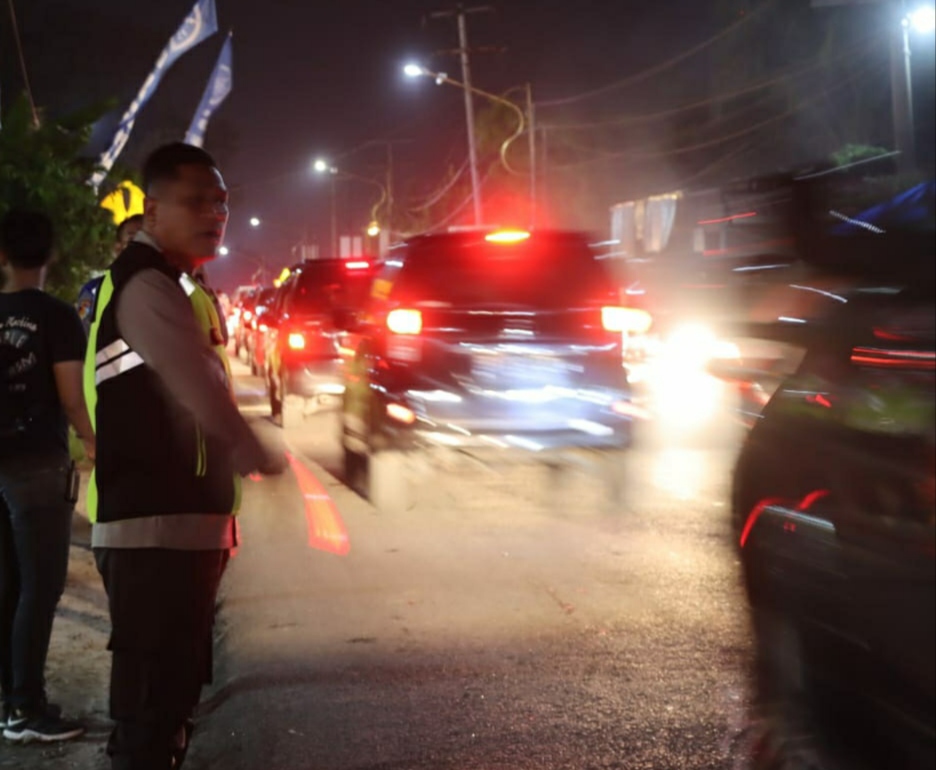 Volume kendaraan padat merayap melintasi Jalan Parapat Simpang Dua Pematangsiantar pada arus balik Nataru, Senin (1/1/2024) malam. (Dok/Humas Polres Pematangsiantar)