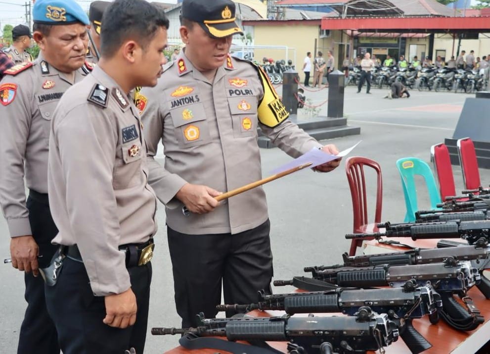 Kapolres Pelabuhan Belawan AKBP Janton Silaban memimpin pemeriksaan kondisi senjata api serta sarana dan prasarana lainnya yang akan digunakan dalam pengamanan Pemilu 2024, Rabu (3/1/2024). (Dok/Polres Belawan)