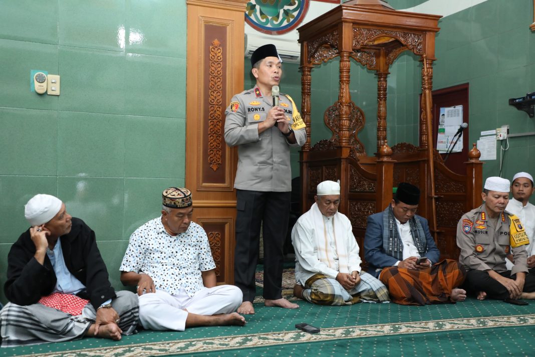 Wakapolda Sumut Brigjen Pol Rony Samtana beri sambutan saat kunjungan ke Masjid Amal Ikhlas, Kecamatan Percut Seituan, Rabu (3/1/2024). (Dok/Polda Sumut)